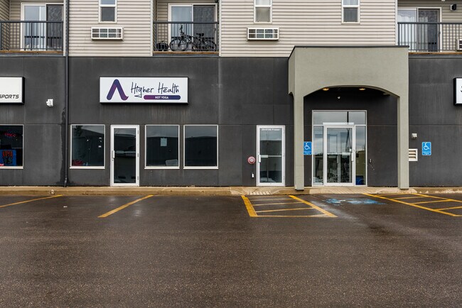 Plus de détails pour 8106 Fraser Av, Fort McMurray, AB - Commerce de détail à louer
