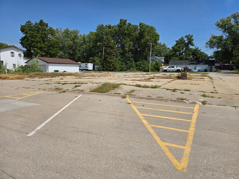211 Center Ave N, Mitchellville, IA à louer - Photo du bâtiment - Image 2 de 18