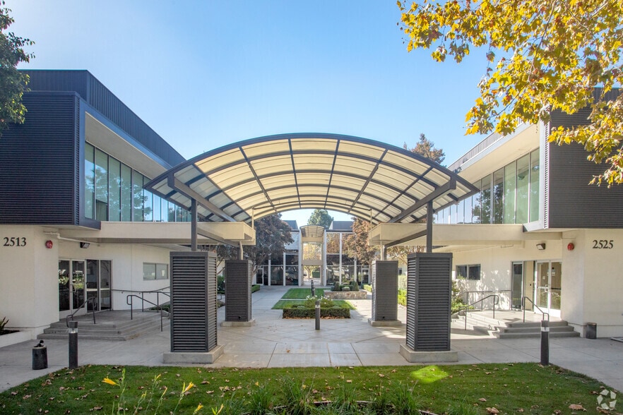 2513-2525 E Charleston Rd, Mountain View, CA à louer - Photo principale - Image 1 de 7
