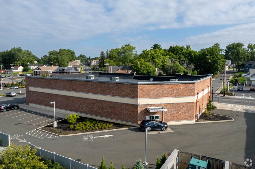 241 Mohawk Ave, Scotia, NY à vendre - Photo du bâtiment - Image 2 de 10