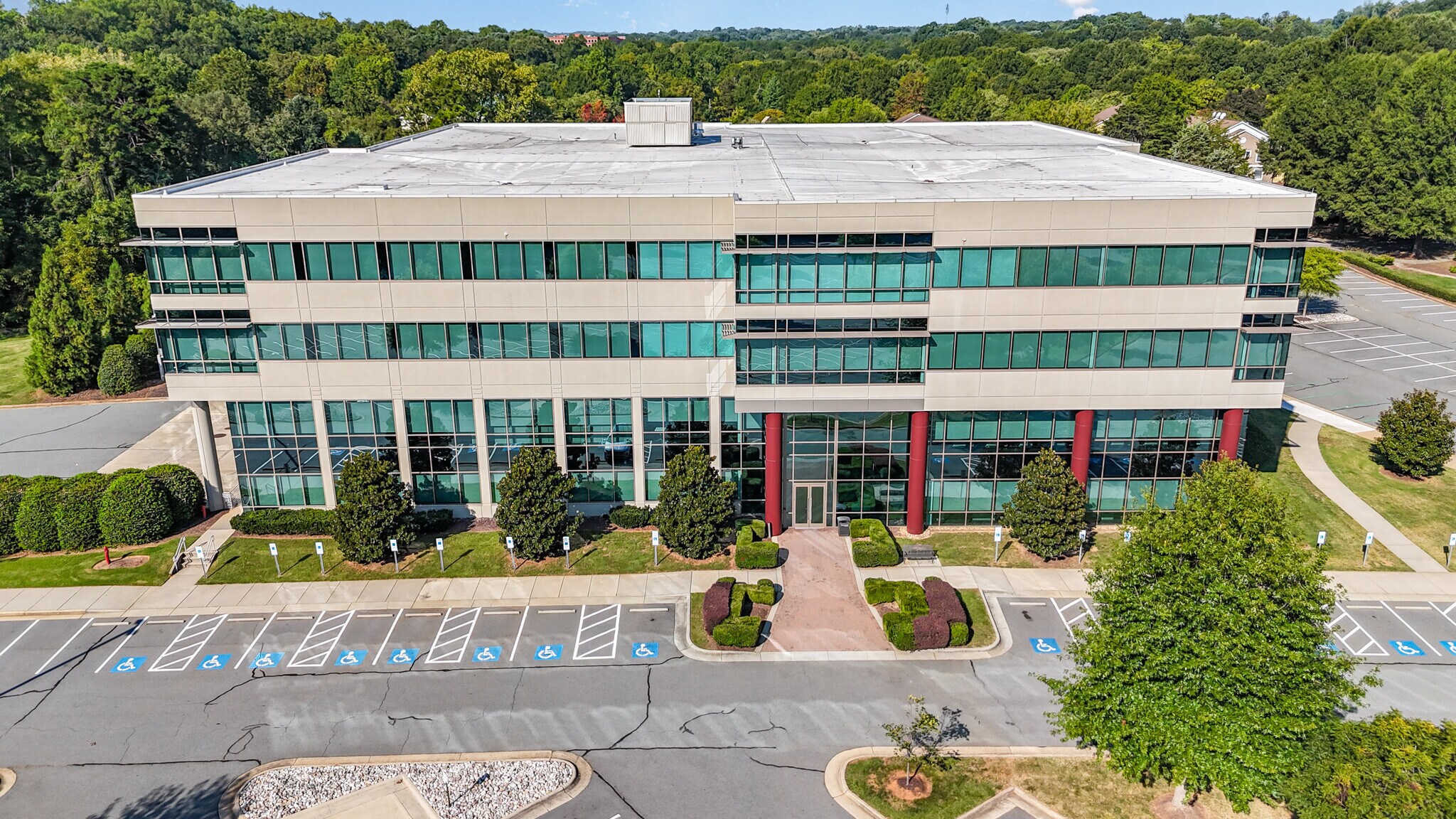 8740 Research Dr, Charlotte, NC à louer Photo du bâtiment- Image 1 de 41