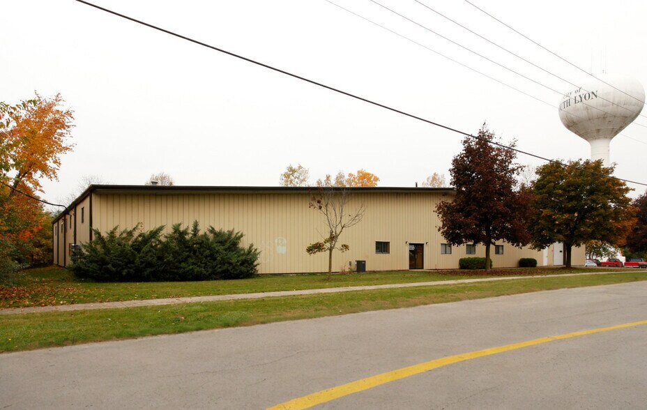 385 N Mill St, South Lyon, MI à vendre - Photo du bâtiment - Image 2 de 5