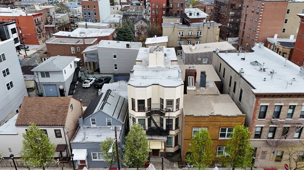 904 Bergenline Ave, Union City, NJ à vendre - Photo du bâtiment - Image 3 de 40