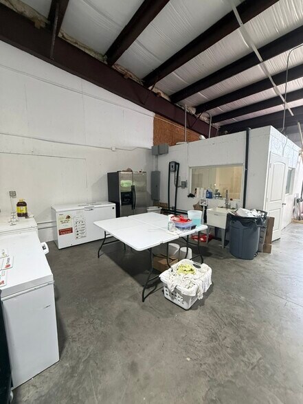 1825 Dickinson Ave, Dickinson, TX for lease - Building Photo - Image 2 of 12