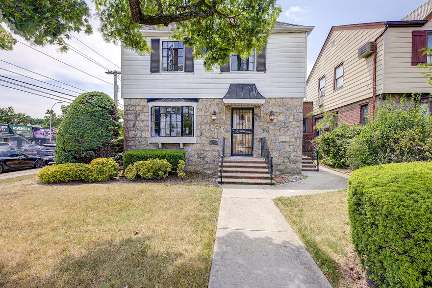 7588 180th St, Fresh Meadows, NY à vendre - Photo principale - Image 2 de 21