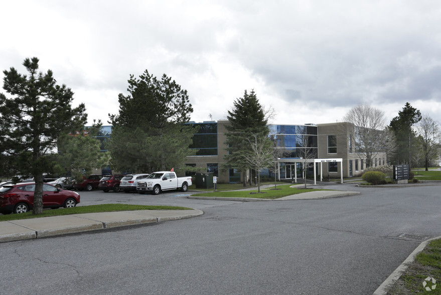 600 Terry Fox Dr, Ottawa, ON à louer - Photo du bâtiment - Image 2 de 4