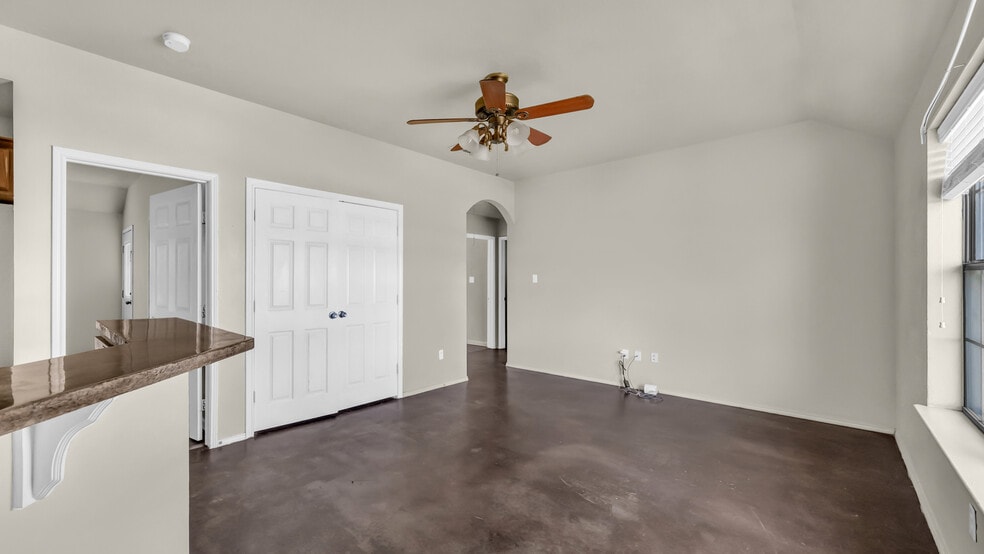 141 Lindas Creek Ln, Weatherford, TX à vendre - Photo du bâtiment - Image 2 de 54