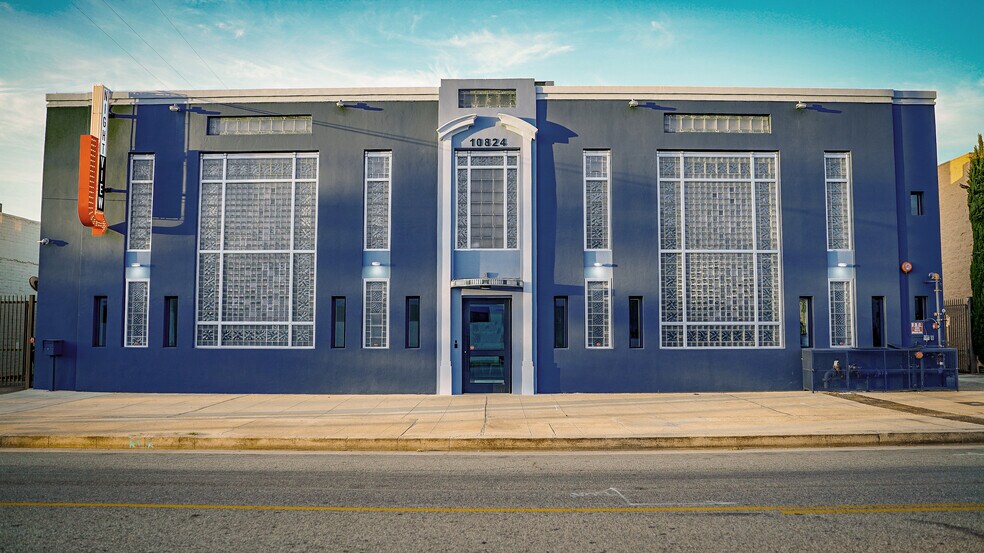 10824 Burbank Blvd, North Hollywood, CA à louer - Photo du bâtiment - Image 3 de 33