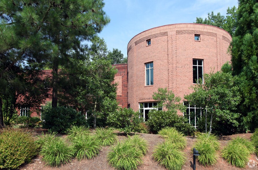 6 N Pointe Ct, Greensboro, NC à louer - Photo du bâtiment - Image 2 de 3