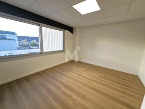 Office in Mennecy for lease Interior Photo- Image 2 of 4
