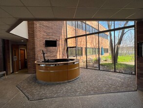 945-951 Hornet Dr, Hazelwood, MO à louer Hall d’entrée- Image 1 de 15