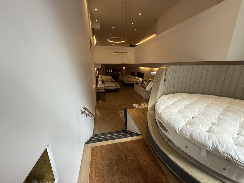 223 E 59th St, New York, NY à louer - Photo du bâtiment - Image 2 de 12