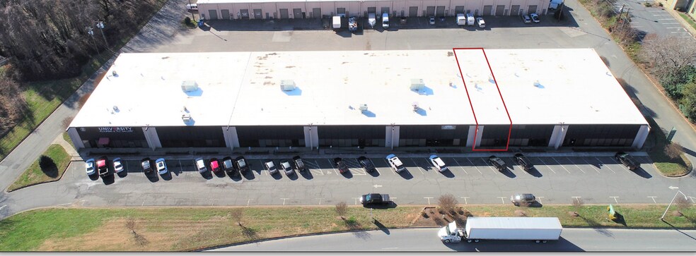 8065 North Point Blvd, Winston-Salem, NC à vendre - Photo du bâtiment - Image 1 de 1