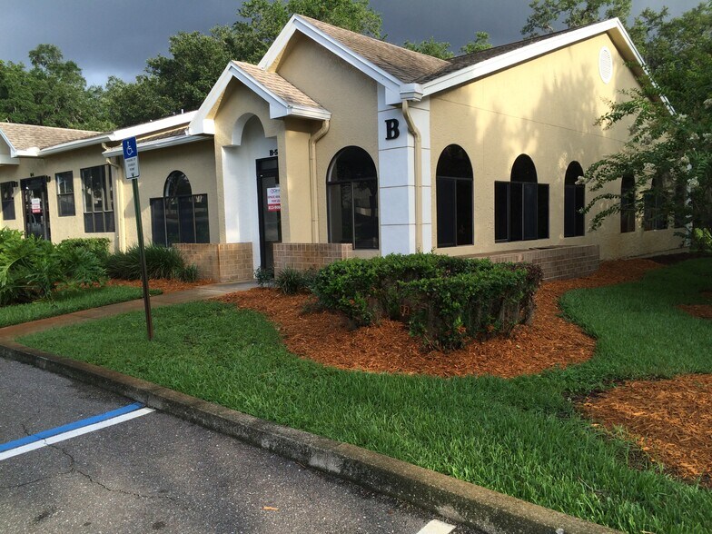 1700 McMullen Booth Rd, Clearwater, FL à louer - Photo du bâtiment - Image 1 de 5