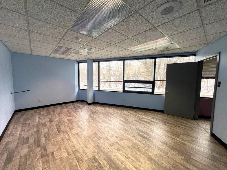250 W Lancaster Ave, Paoli, PA à louer - Photo du bâtiment - Image 2 de 10