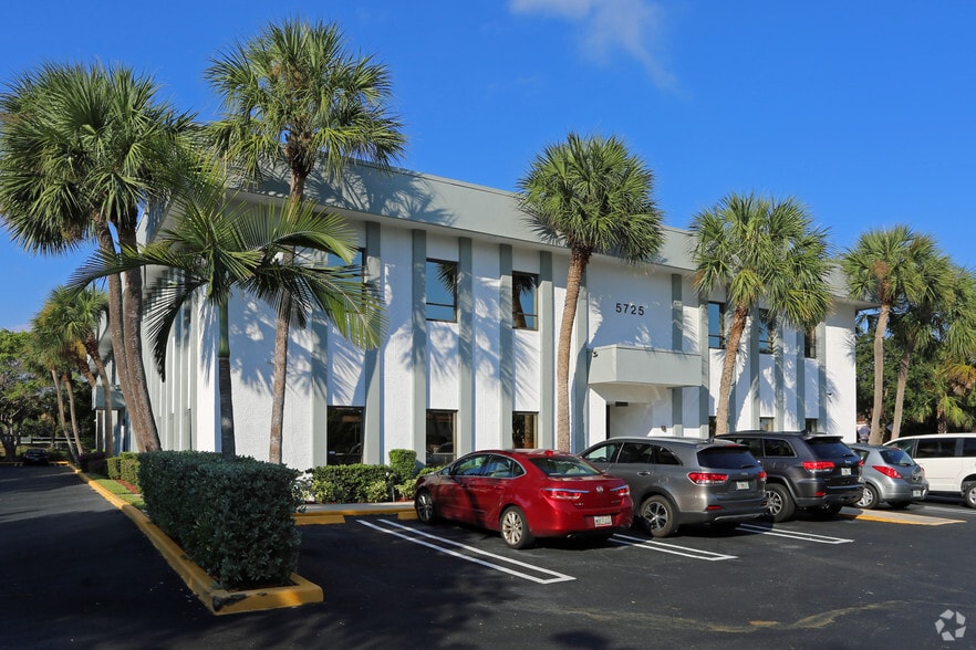 5725 Corporate Way, West Palm Beach, FL for lease - Building Photo - Image 1 of 7