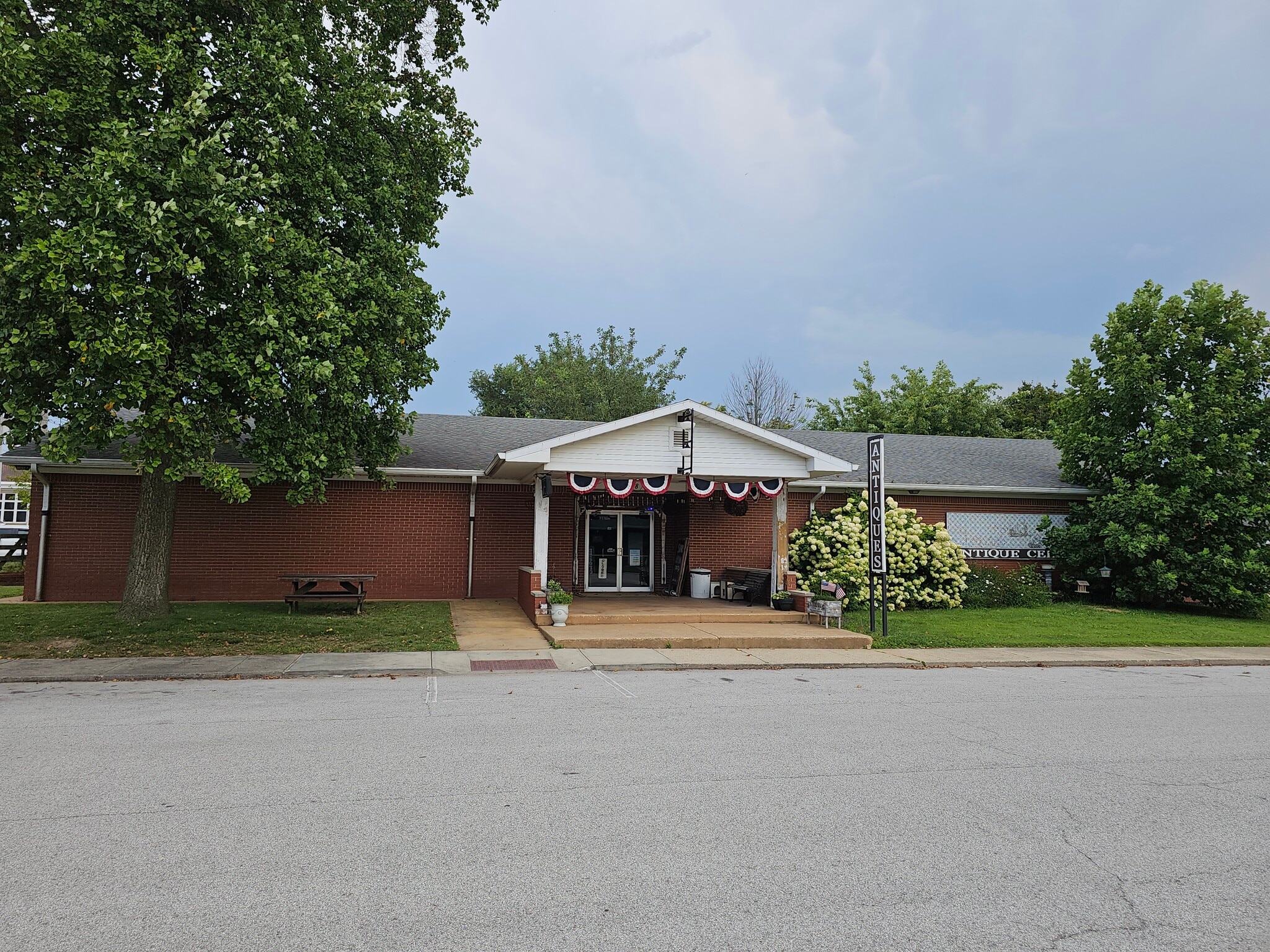 108 E Madison St, Kirklin, IN à vendre Photo principale- Image 1 de 11