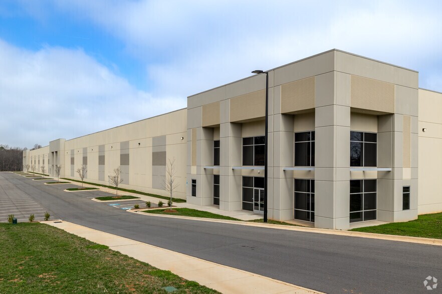 4100 Meadow Oak Dr, Charlotte, NC à louer - Photo du bâtiment - Image 1 de 9