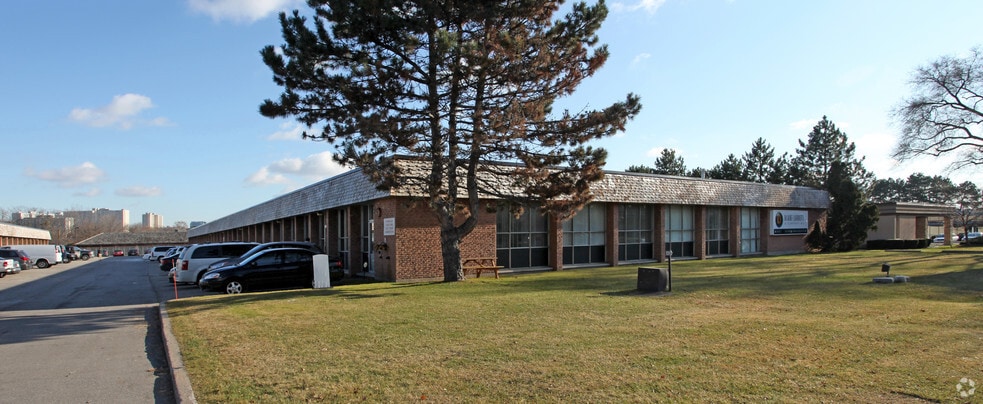 285-295 Lesmill Rd, Toronto, ON for lease - Primary Photo - Image 1 of 4
