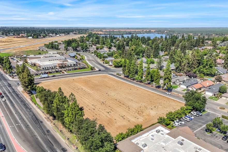 3733-3771 W Beechwood Ave, Fresno, CA à vendre - Photo du bâtiment - Image 2 de 4