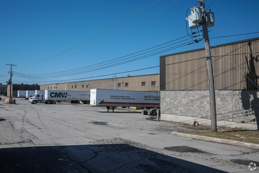 3145-3185 Rue Joseph-Dubreuil, Montréal, QC for lease - Building Photo - Image 2 of 7