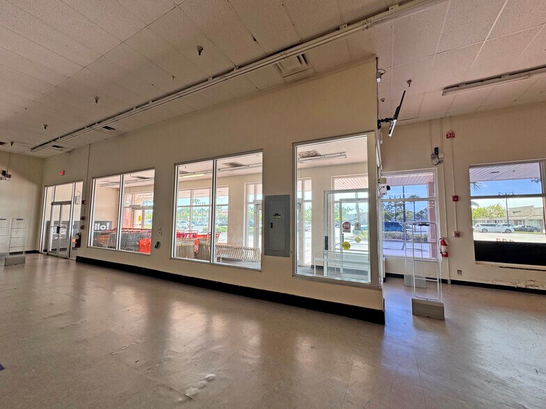4429 Cleveland Ave, Fort Myers, FL à louer - Photo du bâtiment - Image 2 de 21