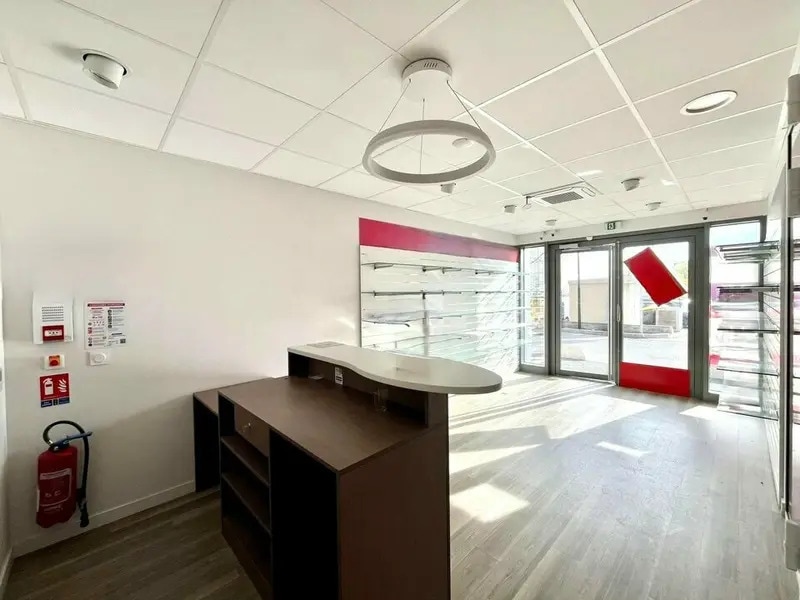 Retail in Roquebrune-sur-Argens for lease Interior Photo- Image 1 of 6