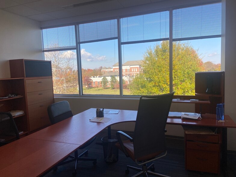 19490 Sandridge Way, Leesburg, VA for sale - Building Photo - Image 3 of 29