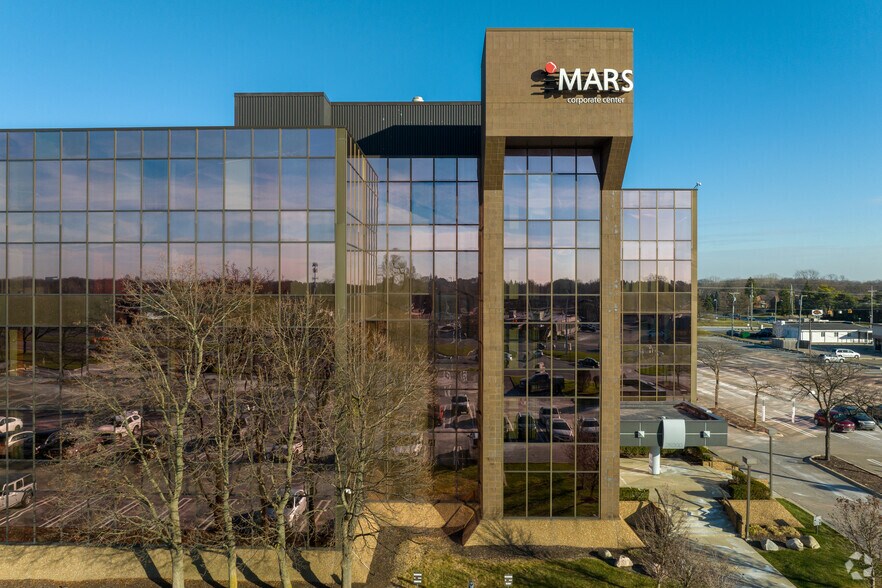 25200 Telegraph Rd, Southfield, MI à louer - Photo du bâtiment - Image 2 de 28