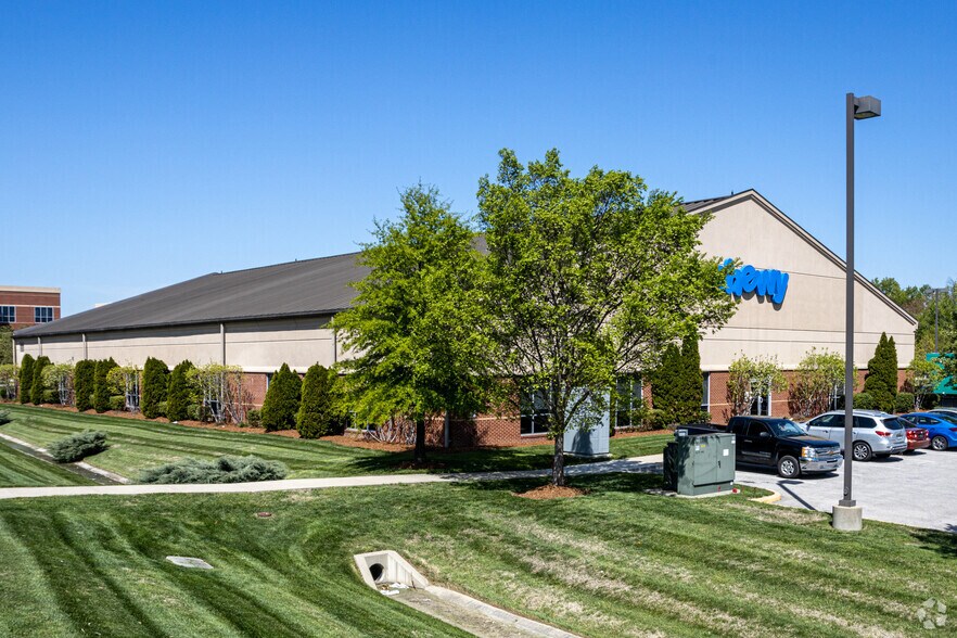 3621 Fern Valley Rd, Louisville, KY à vendre - Photo du bâtiment - Image 2 de 17