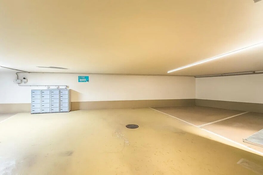 Flex in Paris for lease - Building Photo - Image 2 of 6