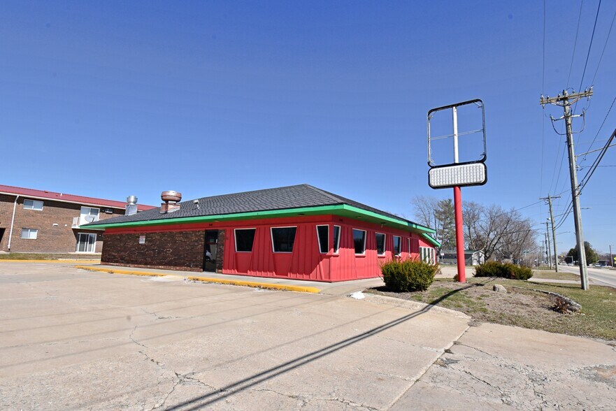 1640 1st St W, Independence, IA à vendre - Photo principale - Image 1 de 13