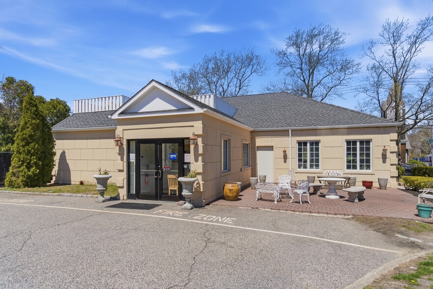 131 W Montauk Hwy, Hampton Bays, NY for sale - Building Photo - Image 2 of 10