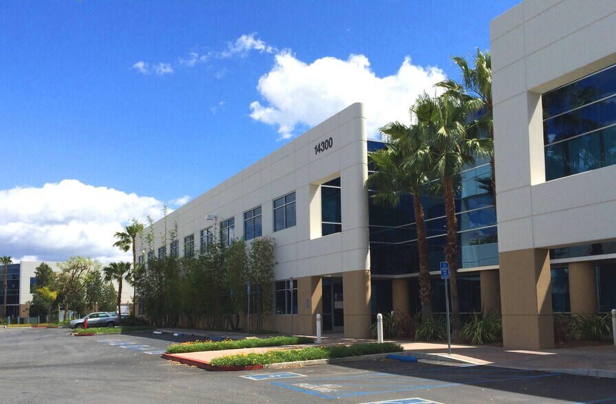 14300-14320 Arminta St, Panorama City, CA for lease - Building Photo - Image 3 of 6