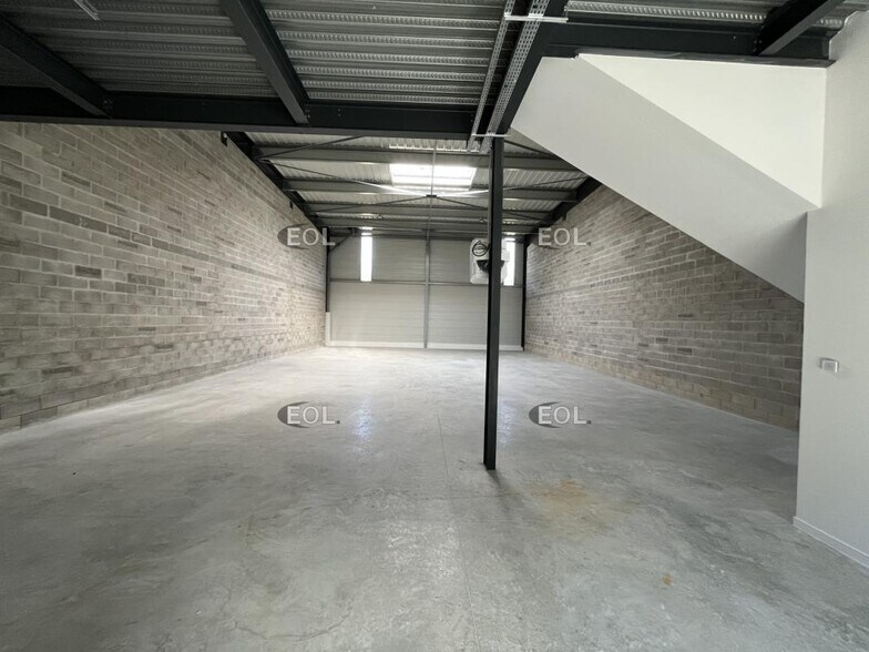 Flex in Les Mureaux for lease - Building Photo - Image 1 of 8