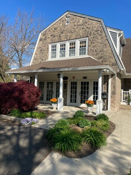 223 Summit Ave, Fort Washington, PA à louer - Photo principale - Image 1 de 4