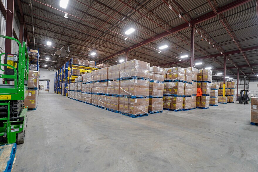 2900 Av André, Dorval, QC à louer - Photo du bâtiment - Image 3 de 10