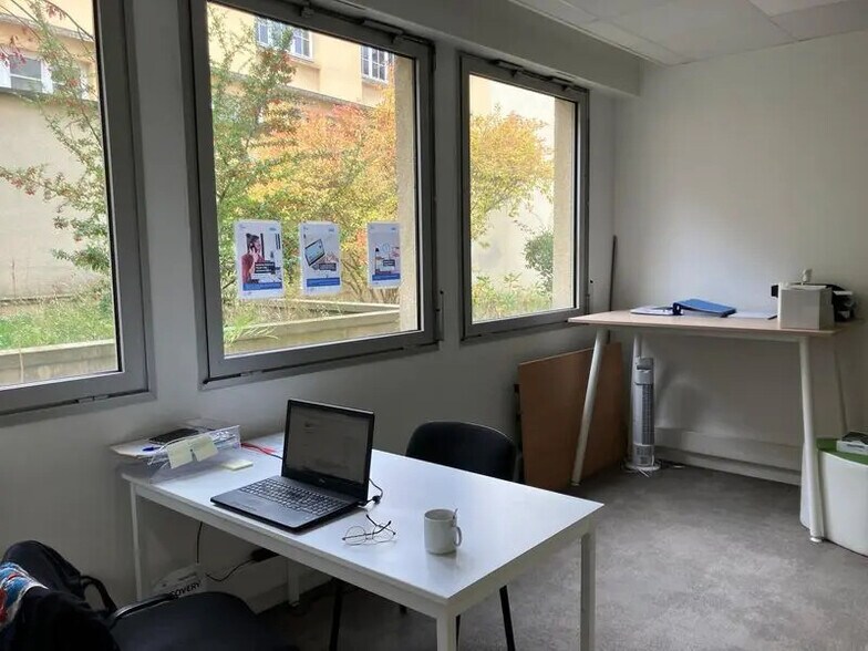 Immeuble residentiel dans Paris à vendre - Photo du bâtiment - Image 2 de 13