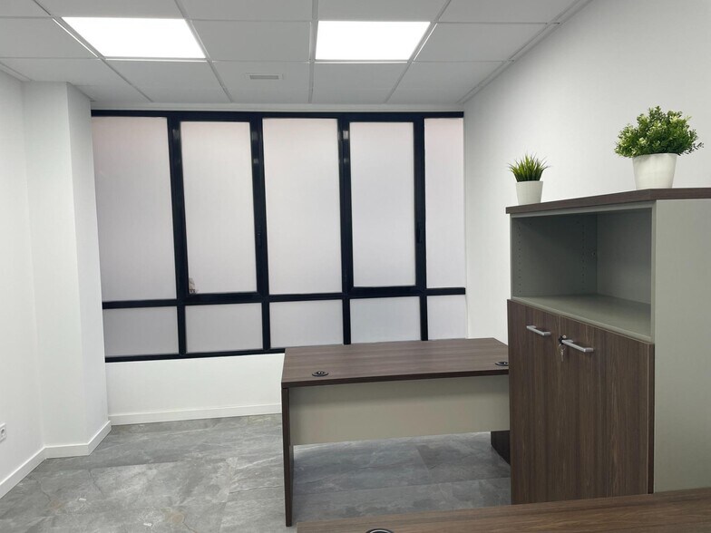 Office in València for lease - Interior Photo - Image 3 of 15