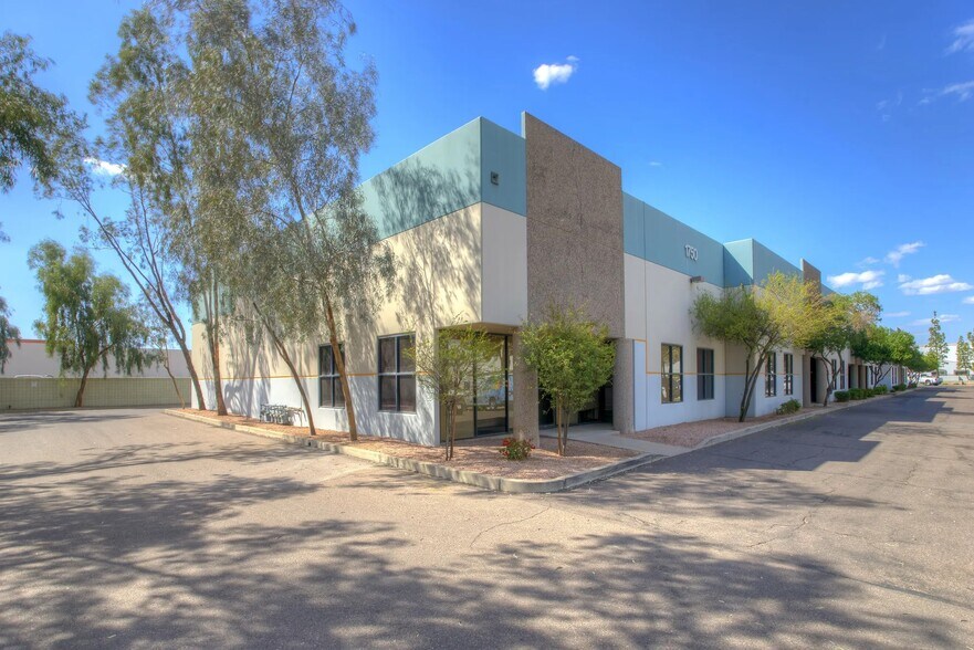 1750 S Los Feliz Dr, Tempe, AZ à louer - Photo du bâtiment - Image 3 de 10