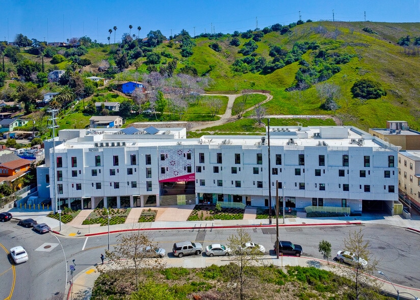 4208 E Huntington Dr S, Los Angeles, CA à louer - Photo du bâtiment - Image 3 de 15
