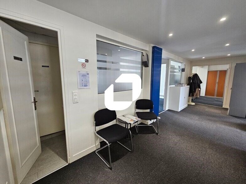 Office in Versailles for lease - Interior Photo - Image 2 of 12