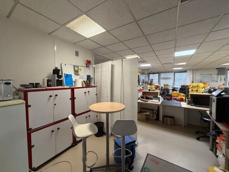 Office in Pessac for lease - Building Photo - Image 3 of 6