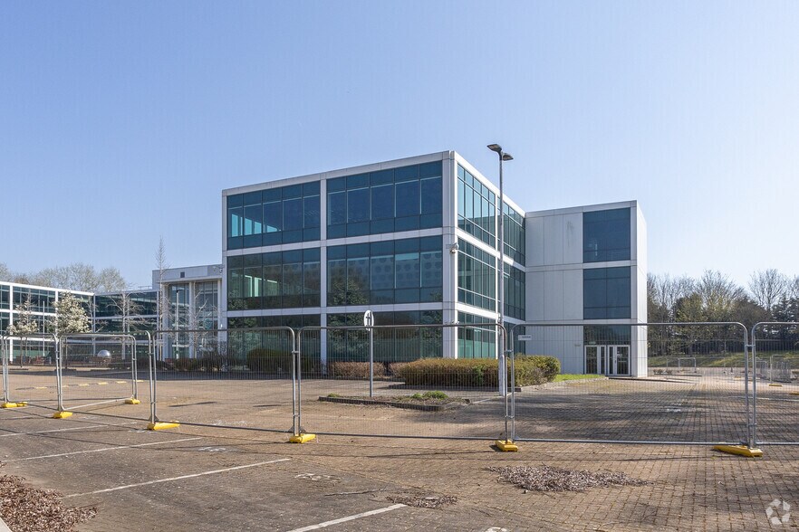 Gallows Hl, Warwick for sale - Primary Photo - Image 1 of 5