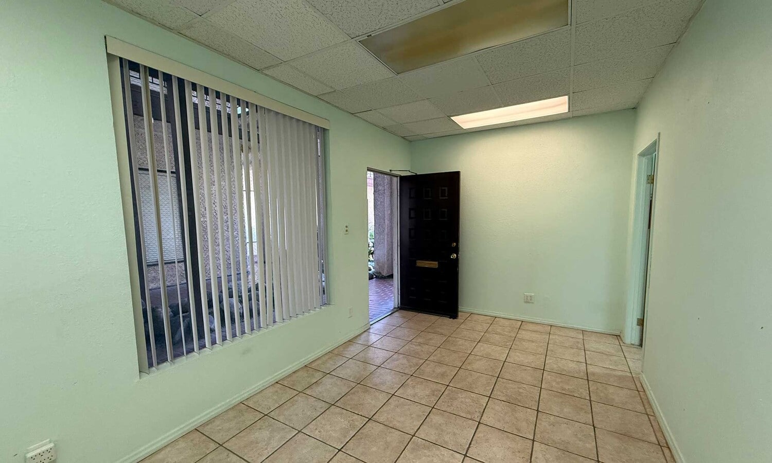 2440 S Hacienda Blvd, Hacienda Heights, CA 91745 - Unité 114 - - Photo intérieure - Image 1 of 2