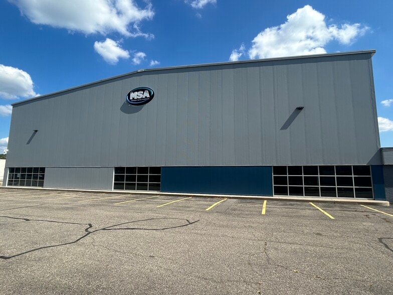 2100 28th St SE, Grand Rapids, MI for lease - Building Photo - Image 1 of 5