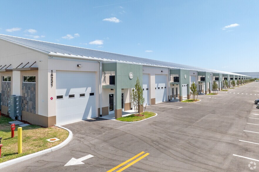 16221 Lee Rd, Fort Myers, FL for sale - Primary Photo - Image 1 of 7