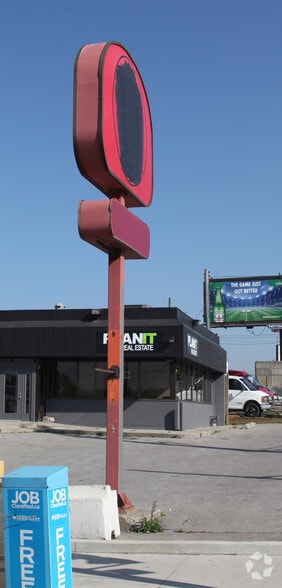 1500 St Clair Ave W, Toronto, ON for lease - Building Photo - Image 3 of 3
