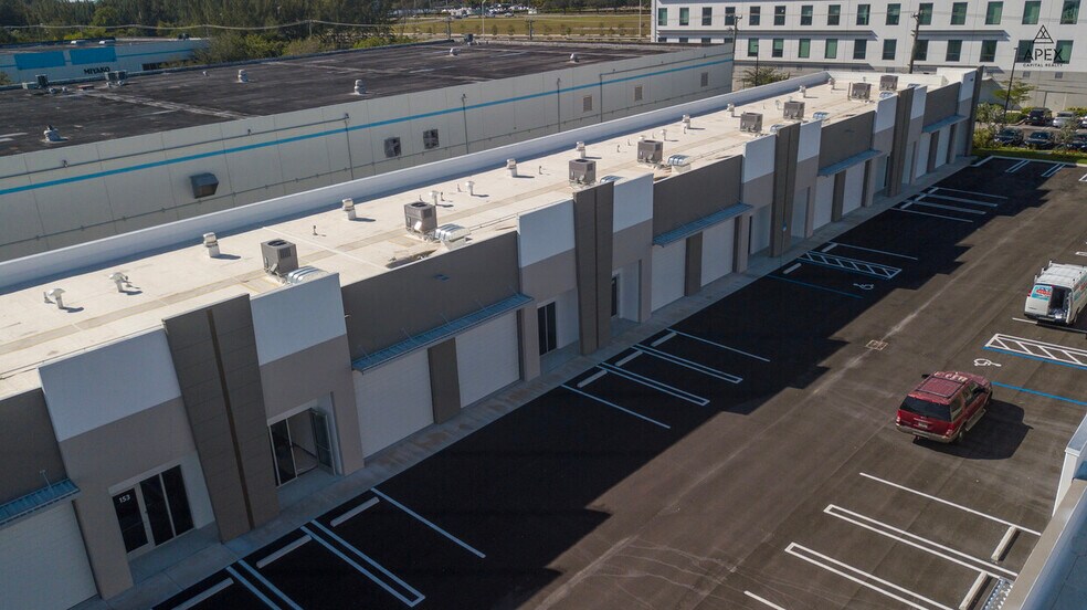 1690 NW 108th Ave, Miami, FL à louer - Photo du bâtiment - Image 3 de 7