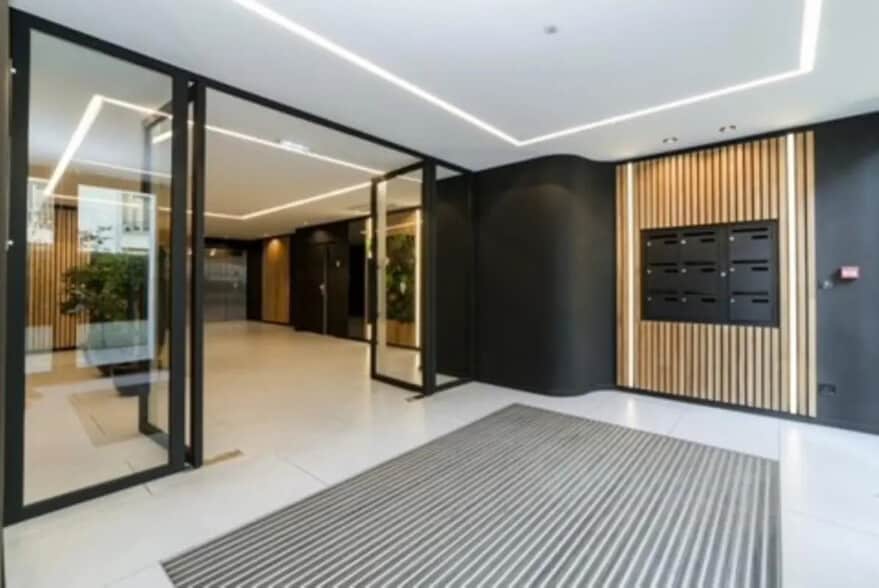 Office in Courbevoie for sale - Lobby - Image 3 of 14